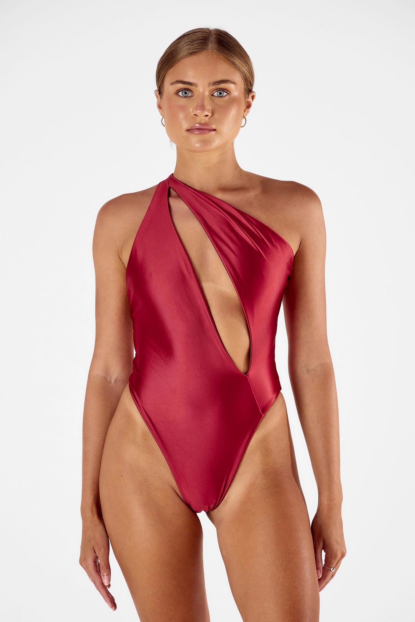 jednoczęściowemu kostiumowi kąpielowemu,