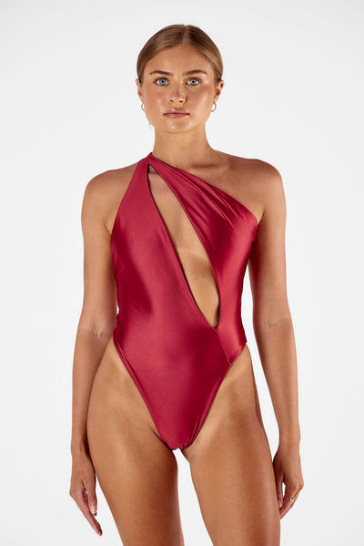 jednoczęściowemu kostiumowi kąpielowemu,