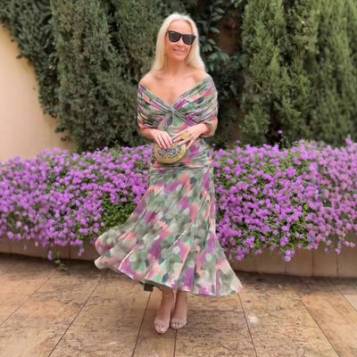 Damskiej Sukience z Dekoltem w Serek i Odkrytymi Ramionami –