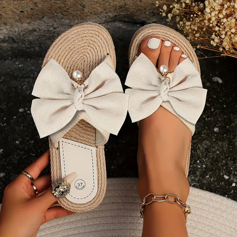 Sofia Bow Slide Sandals, które łączą w sobie styl, wygodę i elegancję.