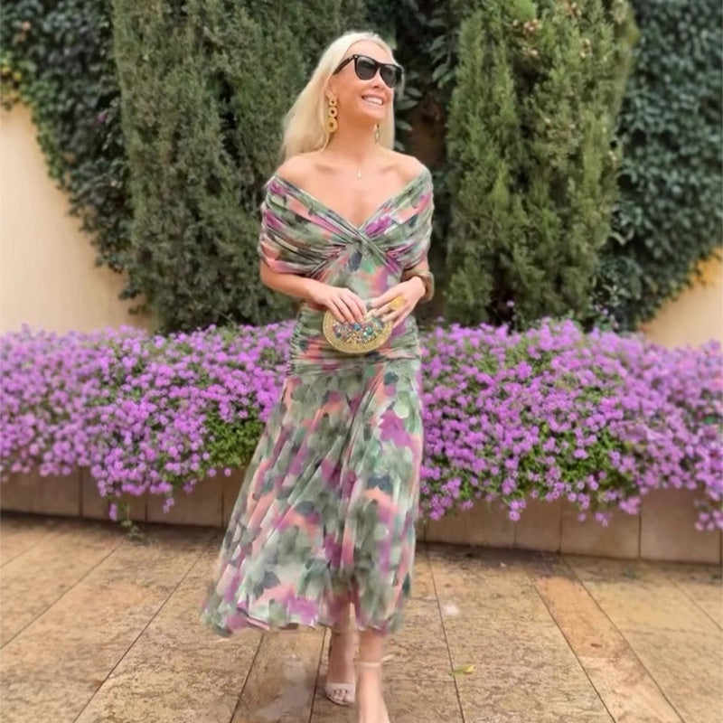 Damskiej Sukience z Dekoltem w Serek i Odkrytymi Ramionami –