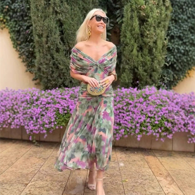 Damskiej Sukience z Dekoltem w Serek i Odkrytymi Ramionami –