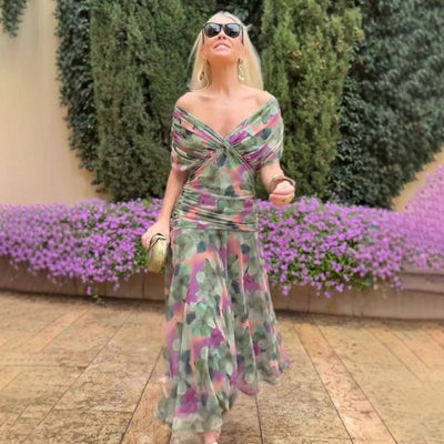 Damskiej Sukience z Dekoltem w Serek i Odkrytymi Ramionami –