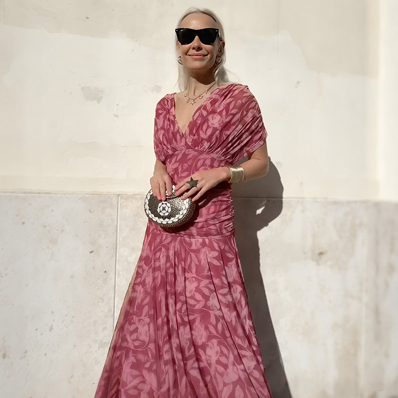 Damskiej Sukience z Dekoltem w Serek i Odkrytymi Ramionami –