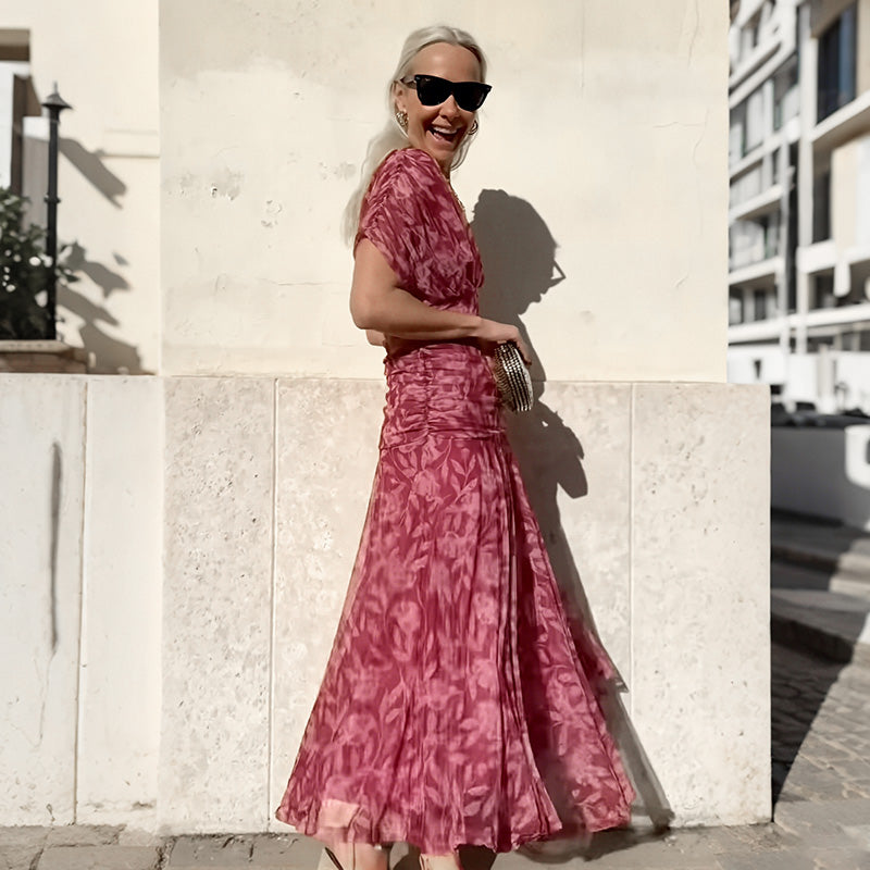 Damskiej Sukience z Dekoltem w Serek i Odkrytymi Ramionami –