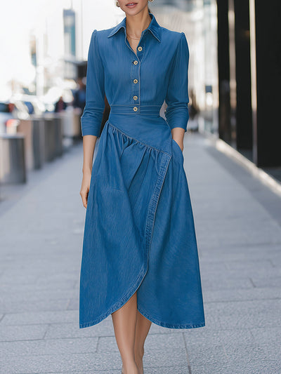 Niebieska sukienka midi zapinana na guziki z kopertową spódnicą