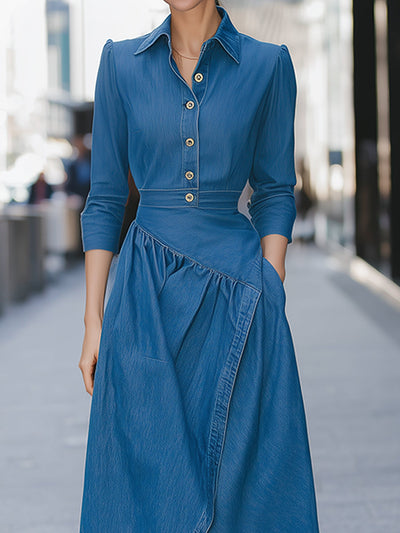 Niebieska sukienka midi zapinana na guziki z kopertową spódnicą
