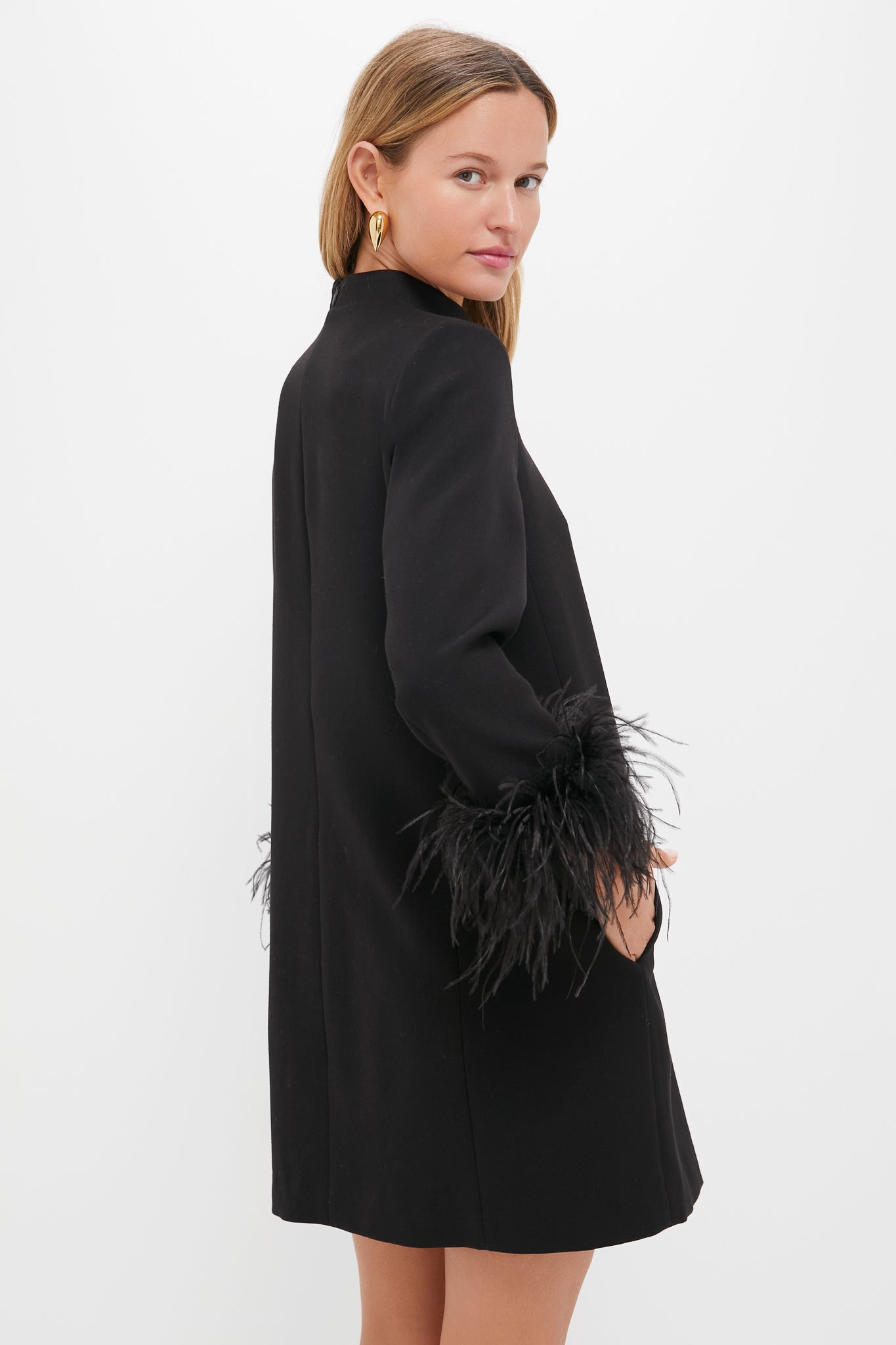Czarnej Sukience Mod Ellie z Piórami