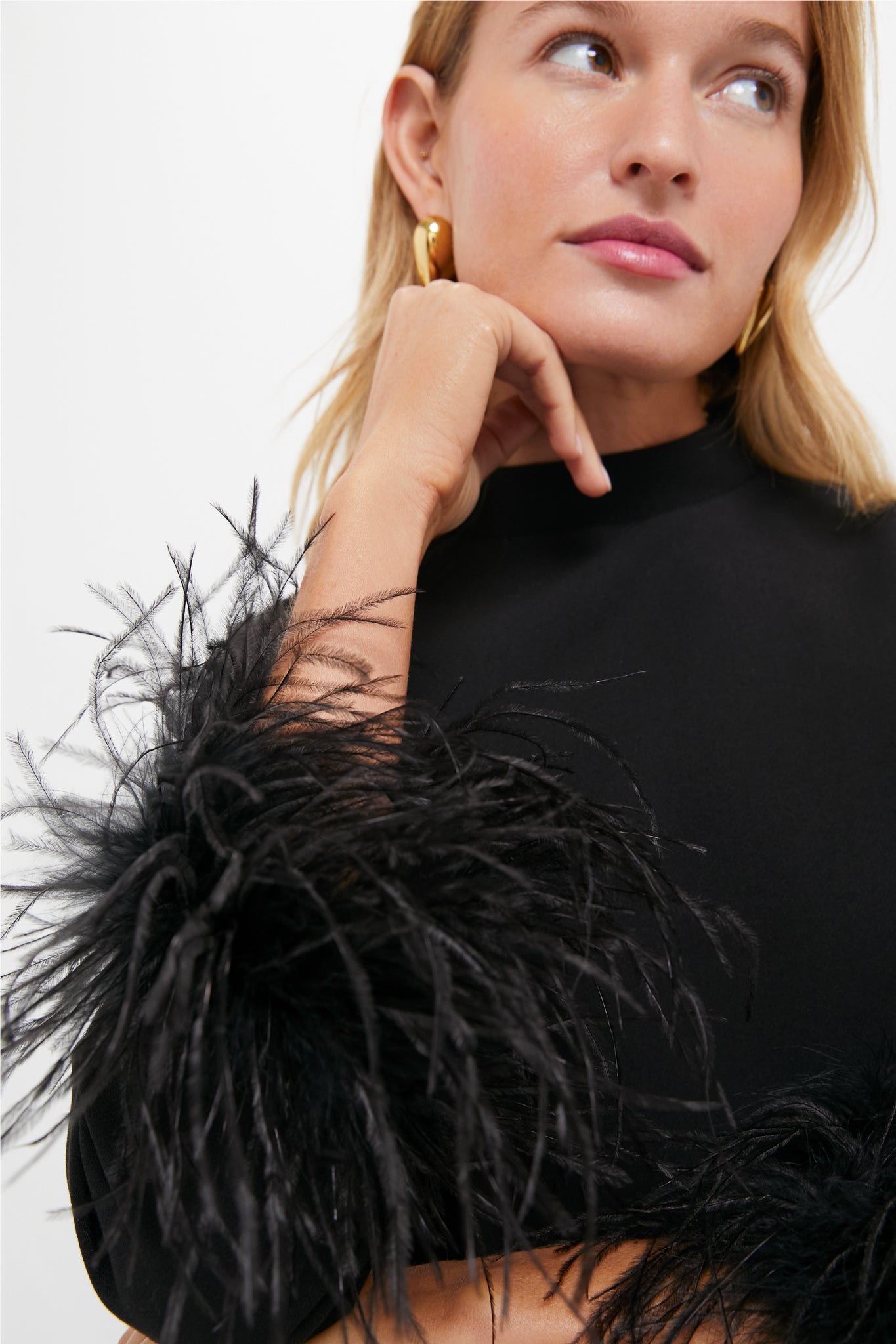 Czarnej Sukience Mod Ellie z Piórami